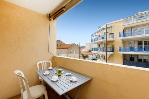 View (from property/room), Balcony/Terrace, Dining area, Beach
