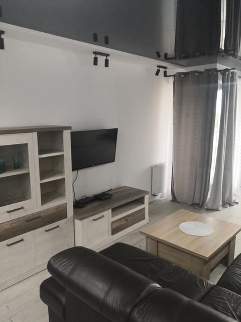 Communal lounge/ TV room, TV and multimedia, Living room, Seating area, Evening entertainment