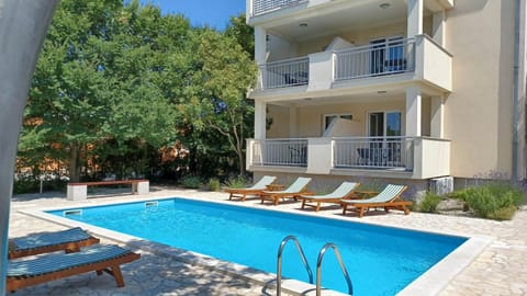 Property building, Balcony/Terrace, Pool view, Swimming pool, sunbed