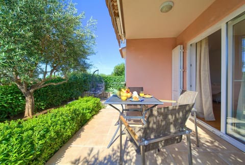 Property building, Patio, Day, Garden, View (from property/room), Balcony/Terrace, Seating area, Dining area, Garden view, locker