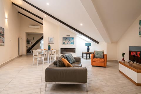 Living room, Seating area, air conditioner