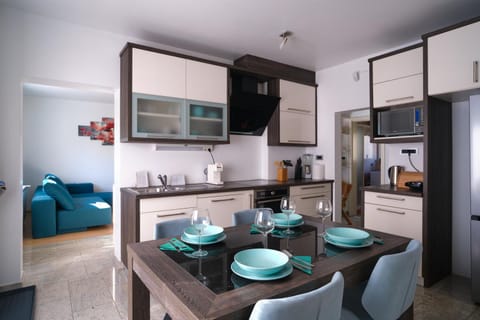 Kitchen or kitchenette, Dining area, dishwasher, minibar, pet friendly, stove, toaster, kitchen