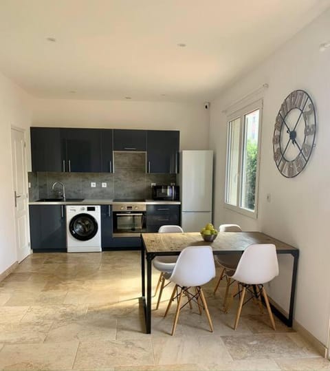 Kitchen or kitchenette, Dining area, minibar, pet friendly, stove, toaster, washing machine
