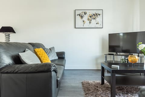 Communal lounge/ TV room, TV and multimedia, Living room, Seating area, Evening entertainment