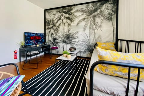 Bed, TV and multimedia, Living room