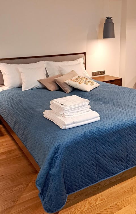 Bedroom, towels