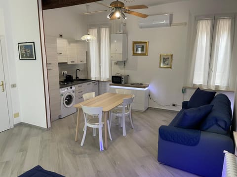 Kitchen or kitchenette, Living room, Seating area, Dining area, fireplace