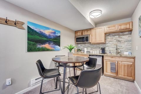 Mtn Studio- Waffle maker -King Bed-Kid Friendly Apartment in Cascade-Chipita Park