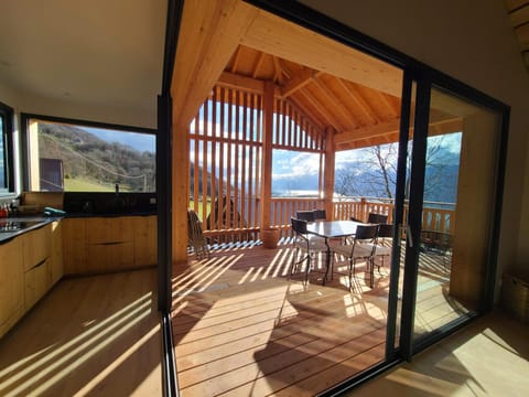 Balcony/Terrace, Lake view, Mountain view