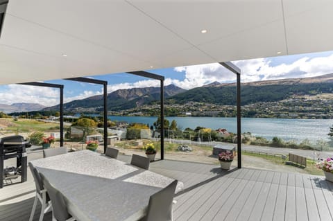 BBQ facilities, BBQ facilities, View (from property/room), Balcony/Terrace, Dining area, Lake view, Mountain view