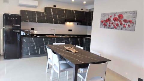 Summer, Dining area, microwave