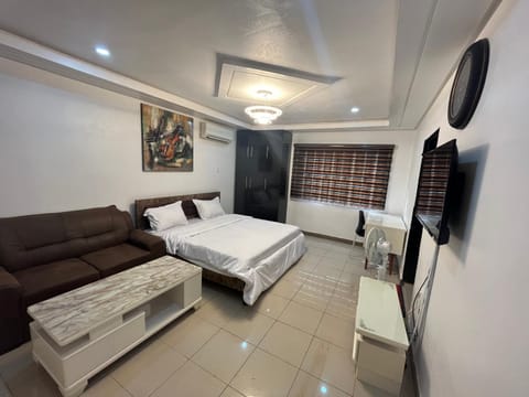 Bed, TV and multimedia, Photo of the whole room, Seating area, Bedroom