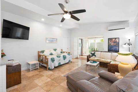 Stylish 1BR Apartment with AC Full Kitchen & WD - Just Steps to the Beach Apartment in Kailua