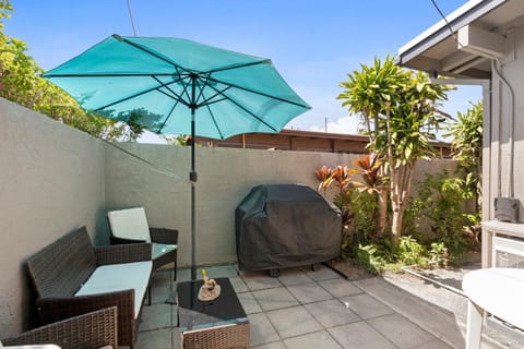 Stylish 1BR Apartment with AC Full Kitchen & WD - Just Steps to the Beach Apartment in Kailua