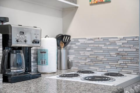 Stylish 1BR Apartment with AC Full Kitchen & WD - Just Steps to the Beach Apartment in Kailua