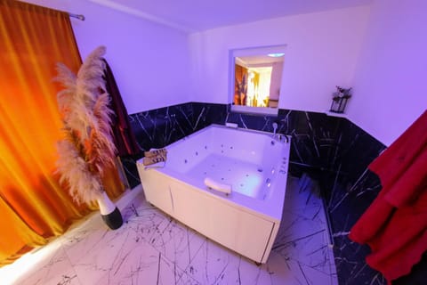 Hot Tub, Hot Tub, Photo of the whole room, Decorative detail, Bath, towels
