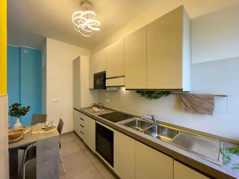 Kitchen or kitchenette, dishwasher, minibar