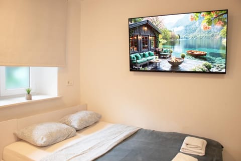 Communal lounge/ TV room, Bed, TV and multimedia, Living room, Photo of the whole room, Seating area, Evening entertainment, Bedroom, towels