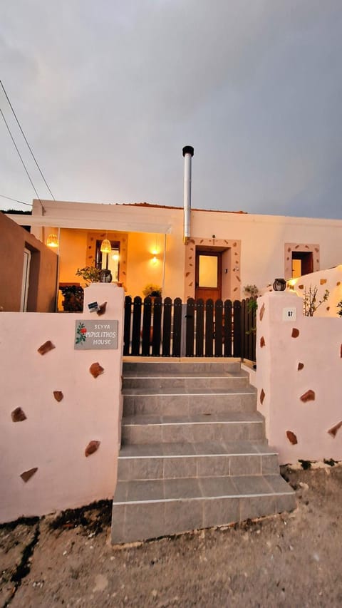 Property building, Patio, Balcony/Terrace