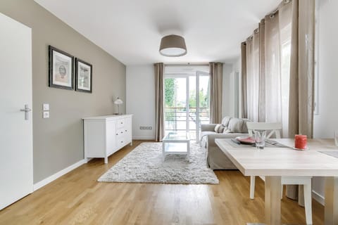 Kitchen or kitchenette, Seating area, Dining area