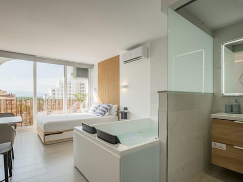 Hot Tub, Photo of the whole room, Bedroom