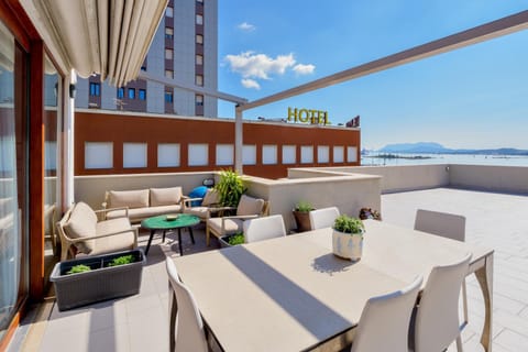 Property building, Balcony/Terrace, Living room