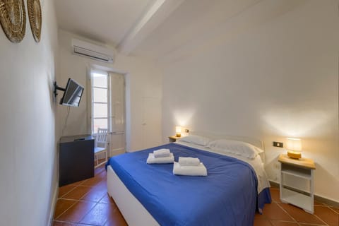 Bed, TV and multimedia, Photo of the whole room, Bedroom, towels, air conditioner