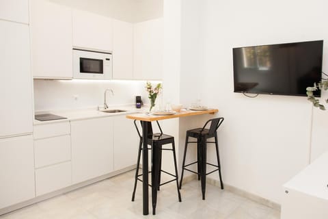 TV and multimedia, Kitchen or kitchenette, Food and drinks, Dining area, minibar, oven