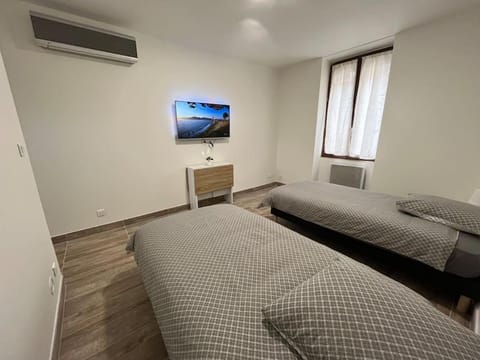 Bed, TV and multimedia, Living room, air conditioner