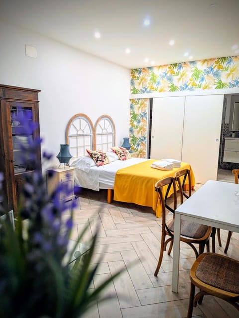 Bed, Bathroom, Kitchen or kitchenette, Living room, Photo of the whole room, Decorative detail, Seating area, Dining area, Bedroom