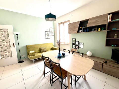 Kitchen or kitchenette, Seating area
