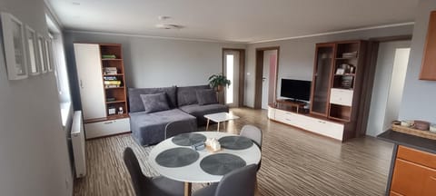 Communal lounge/ TV room, TV and multimedia, Kitchen or kitchenette, Living room, Seating area, Evening entertainment