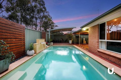 Property building, Pool view, Swimming pool, Swimming pool, sunbed