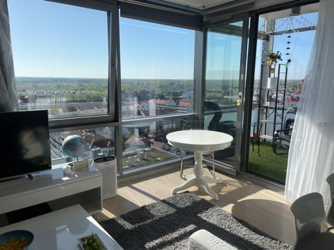 Communal lounge/ TV room, Day, Natural landscape, TV and multimedia, View (from property/room), Living room, Seating area, Dining area, Evening entertainment