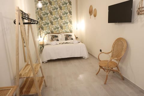 Bed, TV and multimedia, Photo of the whole room, Bedroom