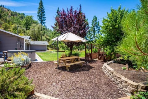 Alpine 4 Bedroom Retreat with Hot tub and Pool table Villa in Sierra Nevada