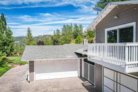 Property building, Patio, Spring, Day, Balcony/Terrace