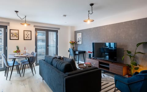 TV and multimedia, Living room, Seating area, Dining area