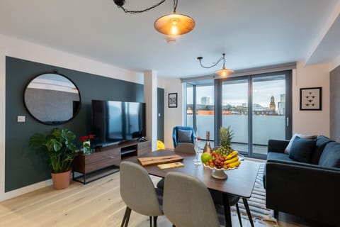 TV and multimedia, Living room, Seating area, Dining area