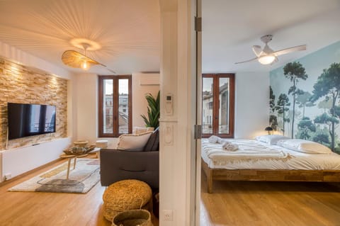 Bed, TV and multimedia, Photo of the whole room, Bedroom, towels