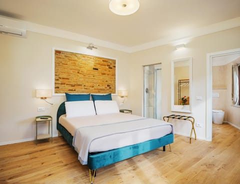 Bed, Photo of the whole room, Bedroom, wardrobe, air conditioner