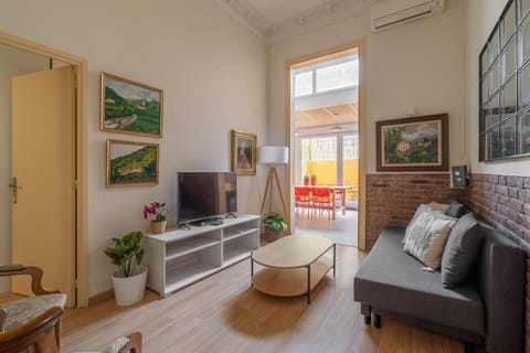 TV and multimedia, Living room, Seating area, air conditioner