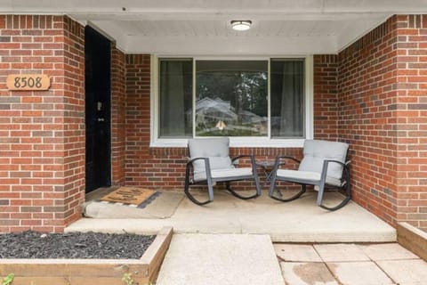 Warm & Comfy 2BR, Huge Backyard, Great Location! Apartment in Shelby Township
