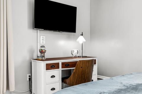 Warm & Comfy 2BR, Huge Backyard, Great Location! Apartment in Shelby Township