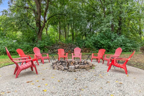 Warm & Comfy 2BR, Huge Backyard, Great Location! Apartment in Shelby Township