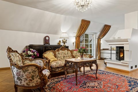 Living room, Seating area