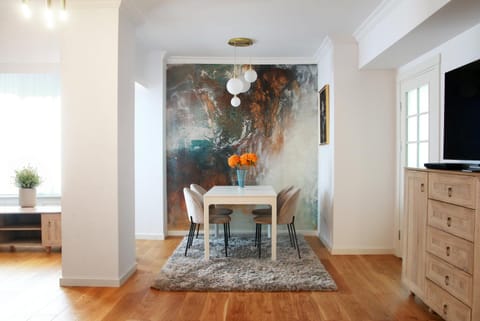 TV and multimedia, Living room, Seating area, Evening entertainment