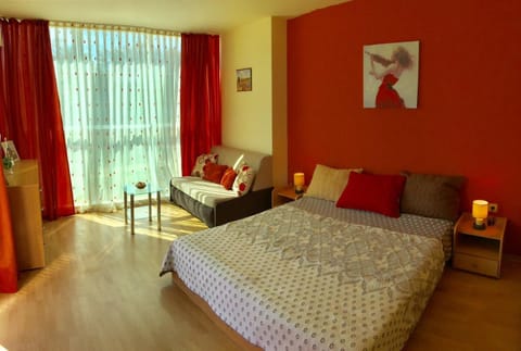 Bed, Photo of the whole room, Seating area, Bedroom