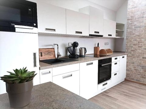 Coffee/tea facilities, Kitchen or kitchenette, dishwasher, stove, toaster