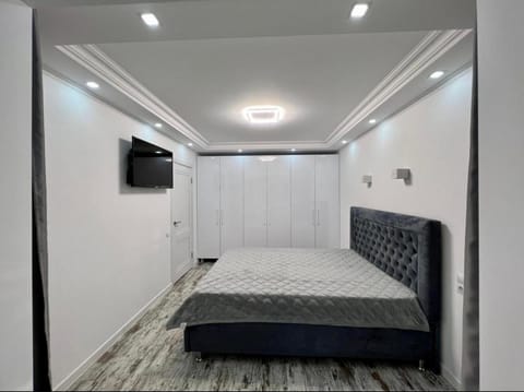 Bed, TV and multimedia, Bedroom